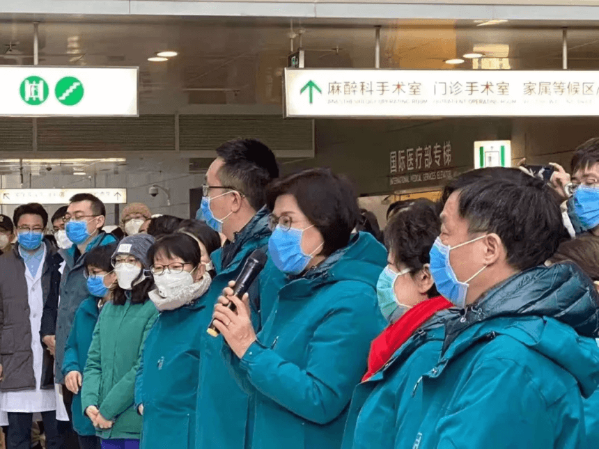 张抒扬书记代表全体医疗队员讲话
