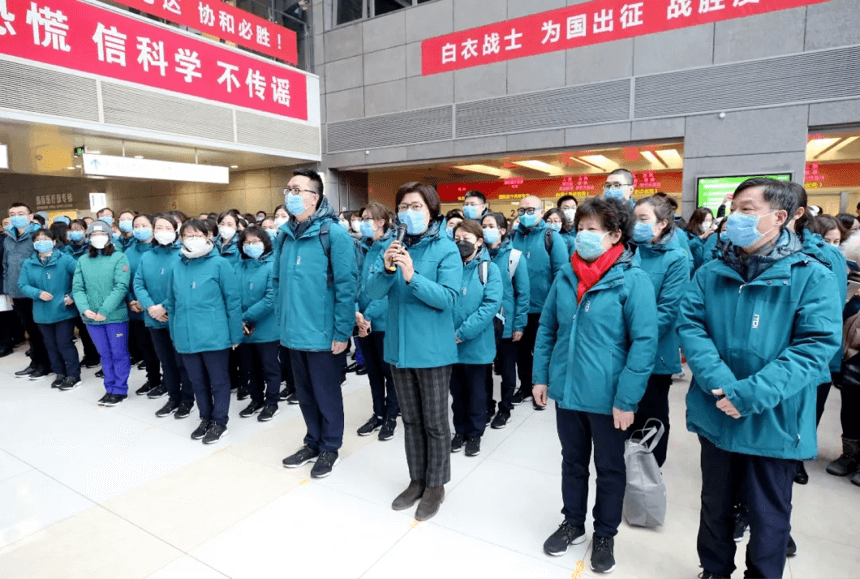 张抒扬书记代表全体医疗队员讲话