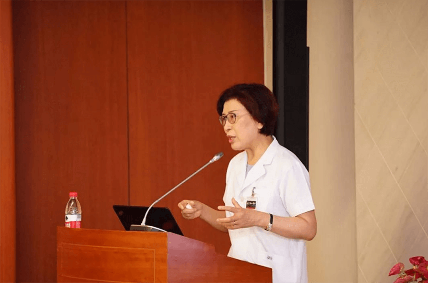 张抒扬副院长致辞发言，作为一个临床工作者，讲述了近几年在罕见病防治工作中北京协和医院所做的努力。