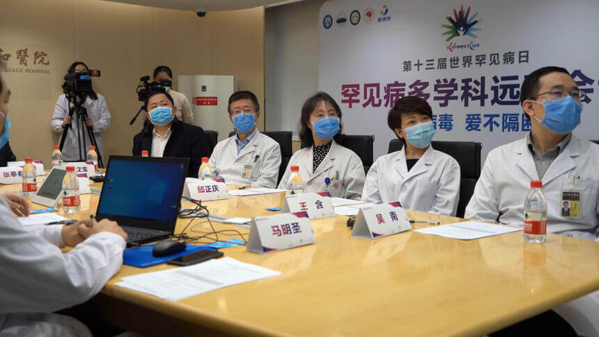 北京协和医院专家认真听取病例汇报