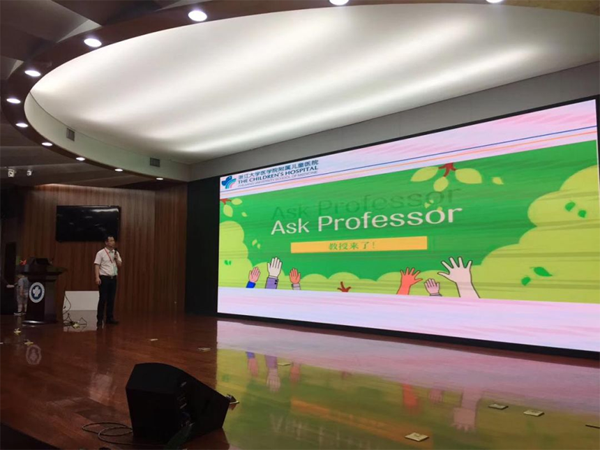 小胖威利关爱中心林主任向在场的各位家长传达来自美国小胖威利协会专家的回复