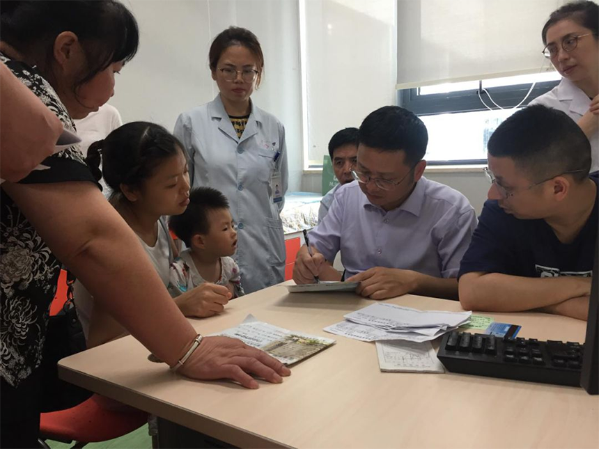 邹教授在内分泌科为小胖威利患儿义诊