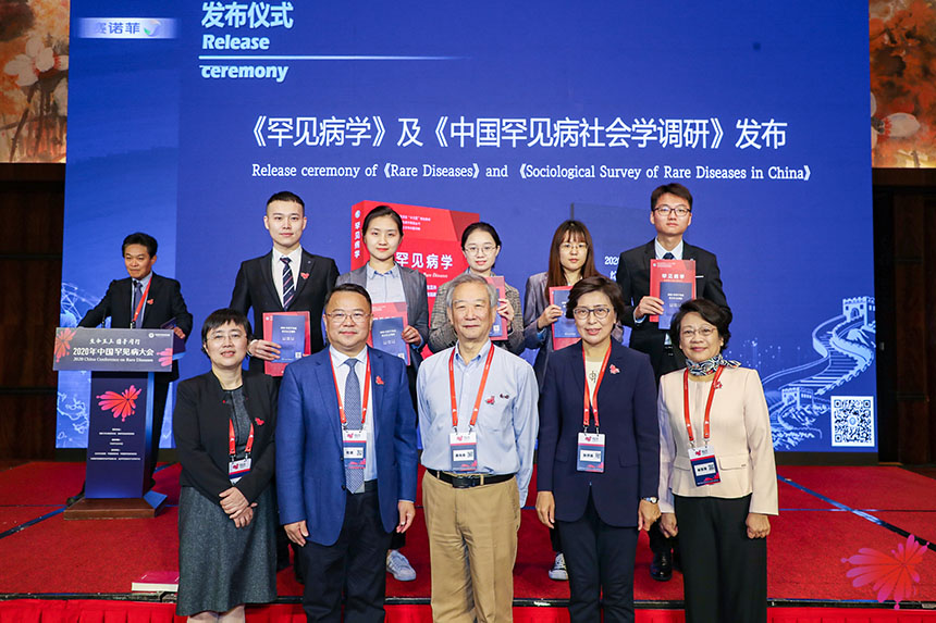 赠书及合影